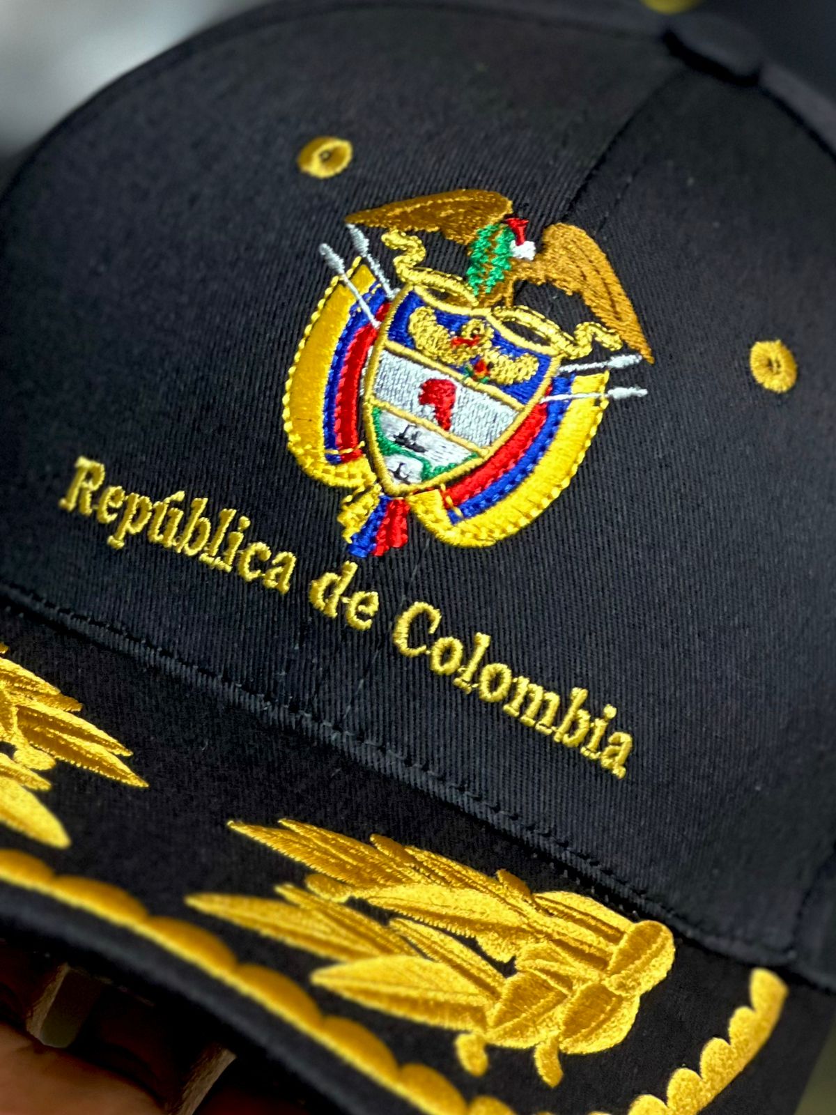Vista 3 de Gorra Colombia Dios y Patria - COLOR: Negro